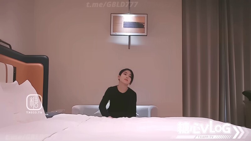 18岁极品清纯学妹初尝禁果隔壁老登疯狂约啪，高颜值嫩穴狂喷淫水，青涩动作却一天接 配图2