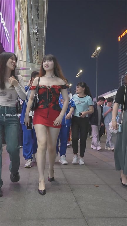 ❣️爆款推荐❣️【商场极致抄底】极品包臀裙下骚红内裤一览无余！绅士偷窥视角+美腿裸足高跟，现场直接射爆红裙的顶级诱惑1V1 - 老宋论坛-老宋论坛