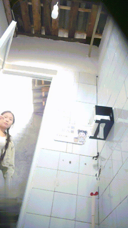 市场外公共女厕真实偷拍多位少女少妇方便，近景特写，同步露脸 配图7