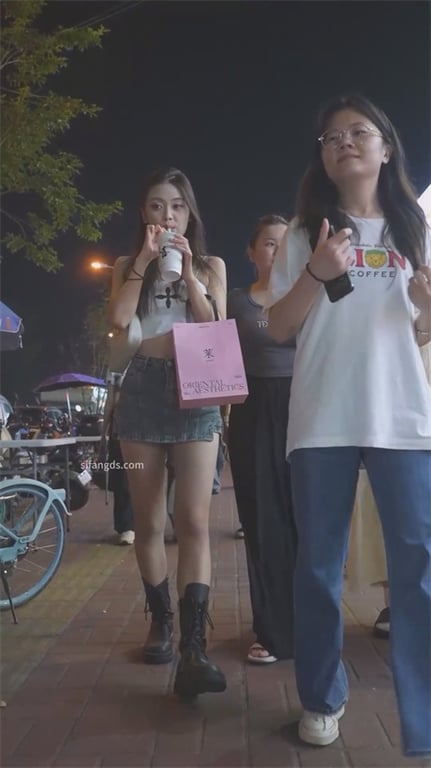 极致诱惑【街头抄底】清纯美少女下体发痒狂抠大腿根，少妇后妈裙下内裤紧夹骚逼欲火难 配图6