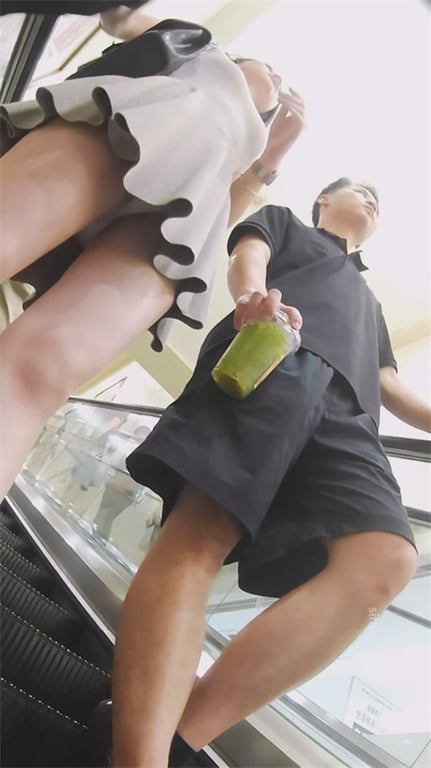 ❣️爆款推荐❣️【街头极致抄底】极品少妇携龟奴公开调情，饱满骚穴白内超诱人，玉足高清特写1V-老宋论坛