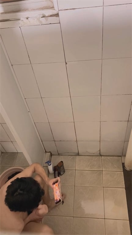 推荐浴室偷拍【大学男生自慰】讲究人，用硅胶娃娃撸管自慰，手机看片调情，射完娃娃扔 配图7