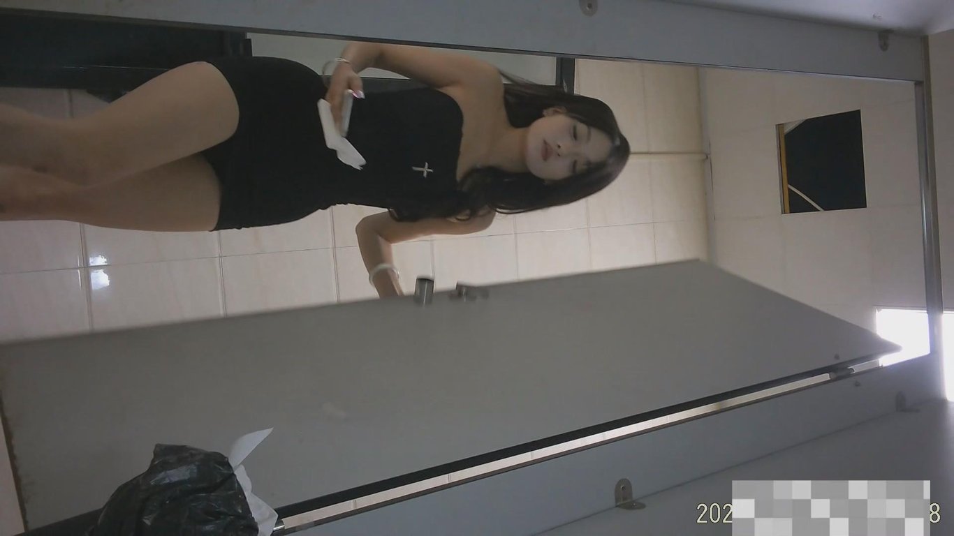 私房八月新流出售价50元双视角超清晰偷拍包臀短裙性感美女主播小穴尚待开发 配图2