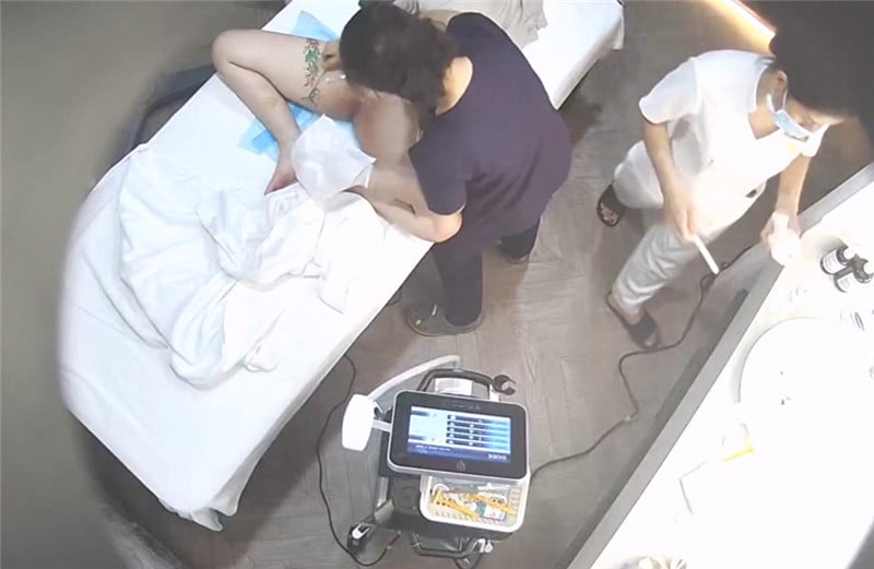 《美容院摄像头破解》真实记录两位少妇做阴部护理小黑鲍秒变无毛小嫩B 配图6