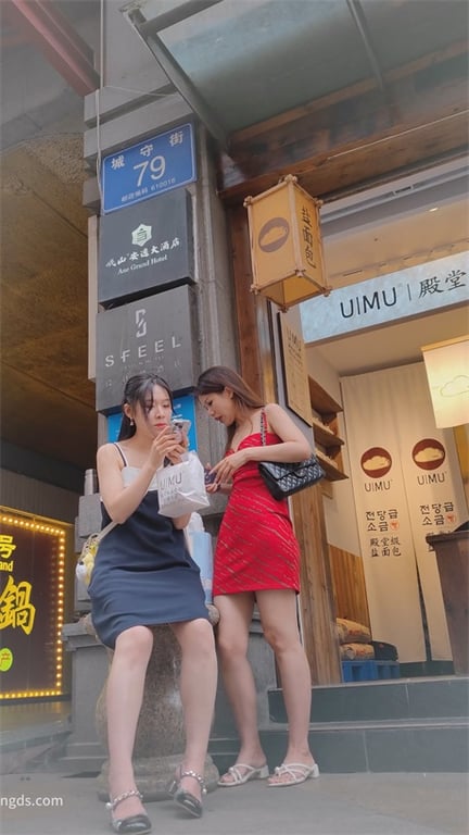极品骚少妇街头极致诱惑！低胸裸腿红裙超骚，玉足特写欲罢不能，步行街抄底跟拍到手为 配图6
