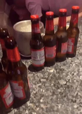 猎奇KTV狂欢夜！酒劲上头妹子醉眼朦胧 直接上演活春宫大戏 当众啪啪尺度炸裂！ 配图2