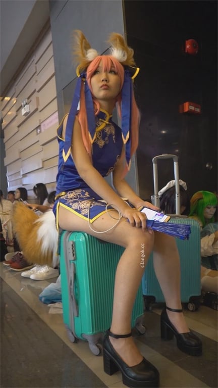 推荐【展会抄底】骚逼颜值嫩妹,玉足特写,这裙子跟没穿有啥区别,这不就是给人看内裤 配图3