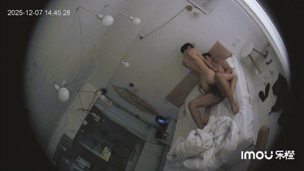 12-7乐橙酒店偷拍流出极品模特长腿女友被男友疯狂急速打桩，爽到全身颤抖高潮迭起 配图10