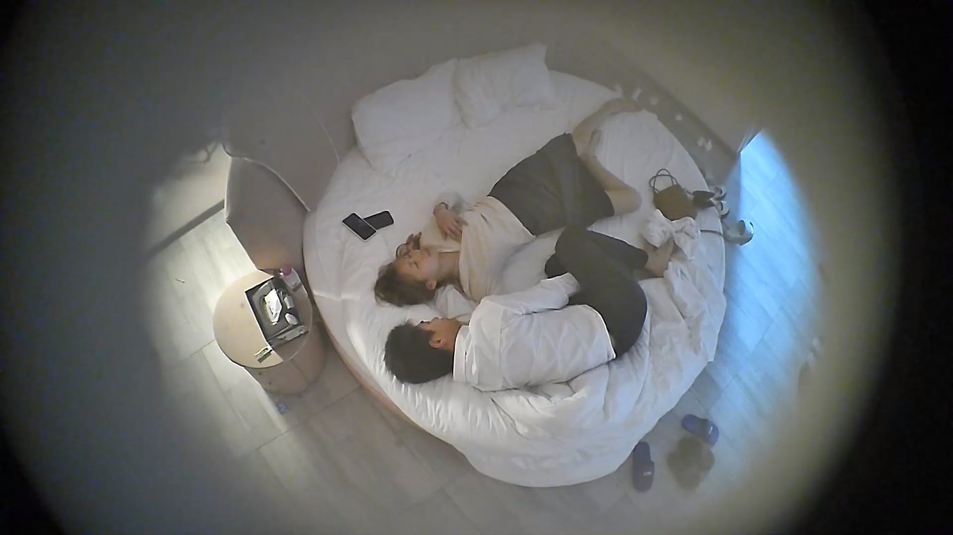 【极致诱惑】酒店圆床偷拍流出！甜美软萌气质女友与健壮帅哥激情互啃后疯狂上位榨精 8V高清版❤️-老宋论坛