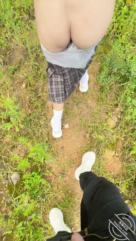 （原创57）野外跟女儿做爱，感受女儿害怕到颤抖的阴道无比紧致 配图9