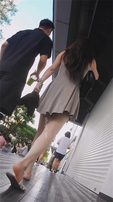 爆款推荐【街头极致抄底】极品少妇携龟奴公开调情，饱满骚穴白内超诱人，玉足高清特写 配图7