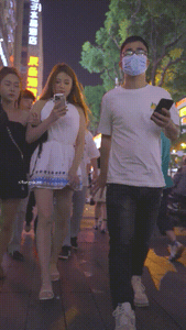 极致诱惑！超短白裙下微透无痕内，美女低头盯镜头险被抓现行❤️ - 老宋论坛-老宋论坛