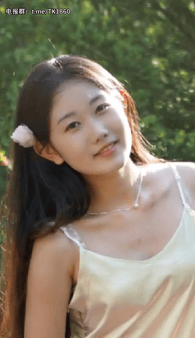 【AI脱衣】精选女神良家在众人面前被脱去衣服后入 配图3