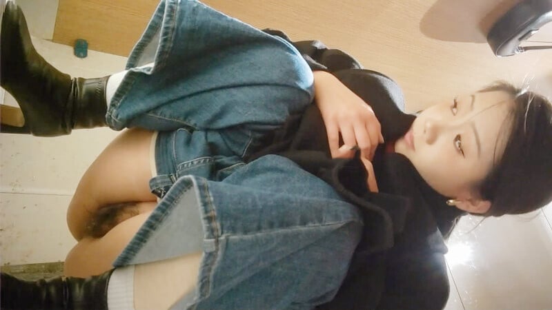 酒吧女厕全景偷拍10位高颜值小姐姐人美BB也嫩 配图4