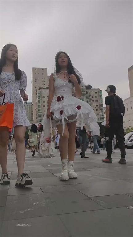 爆款推荐【商场偷窥】极品邻家小骚妹，淑女装下春光无限，透气内裤散发的诱人骚味，龟 配图10