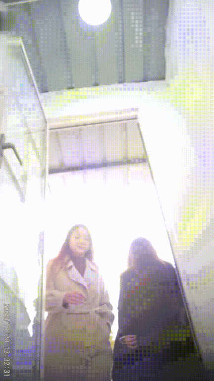 街边女公厕真实偷拍多位女性大小便，特写后位双洞同步露脸，鲍鱼菊花近在咫尺，视觉盛 配图6