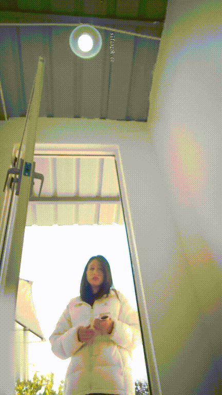 美女如云街边女公厕真实偷拍多位小姐姐大小便，特写后位双洞，同步露脸，紧身裤御姐的 配图8