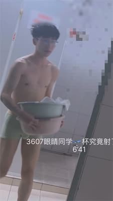 ❣️推荐❣️浴室偷拍【大学男生自慰】讲究人，用硅胶娃娃撸管自慰，手机看片调情，射完娃娃扔一边也不管了1V-老宋论坛