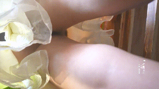 街头偷窥无内吊带裙极品美女跟踪抄底嫩穴微毛清晰可见！ 配图9