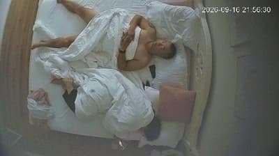 9-16酒店上帝视角偷拍🔥老哥秘会骚情妇，浪货主动含屌骑乘，射完直接瘫软求饶！-老宋论坛
