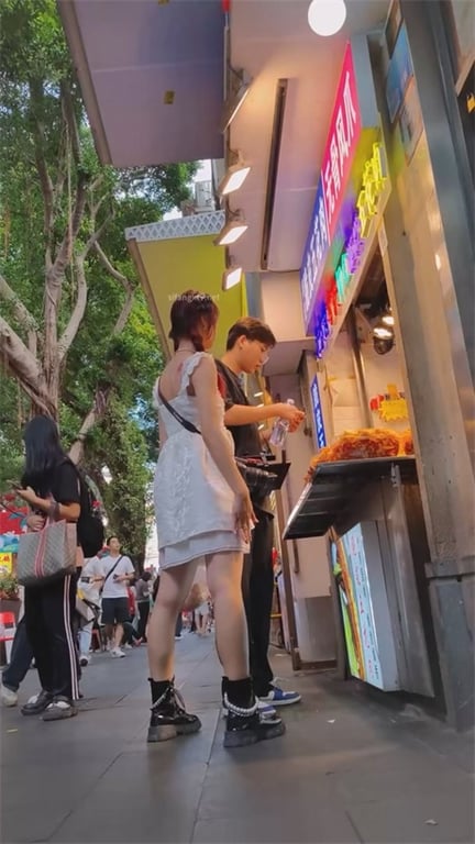 极致诱惑【街头抄底】青春美少女包臀裙紧致翘臀，龟奴重磅福利，强行偷拍玉足白内裤骚 配图10