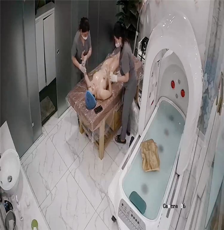 高档医美中心监控破解两位美女职员服务身材不错的少妇光溜溜的做光子嫩肤 配图3