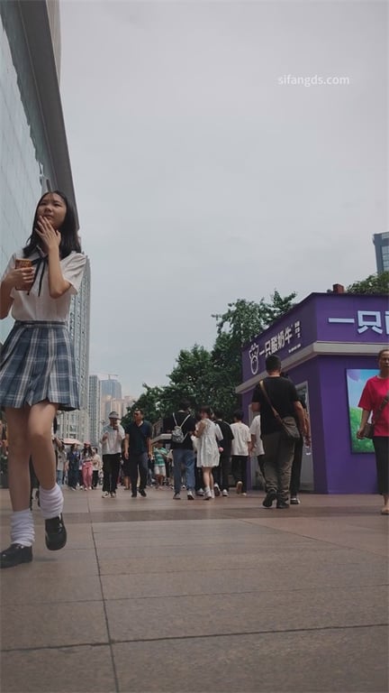 推荐抄底嫩妹【JK泡泡袜嫩妹】这小身板好有援助交际的感觉，白内裤，怼逼太近被发现 配图2
