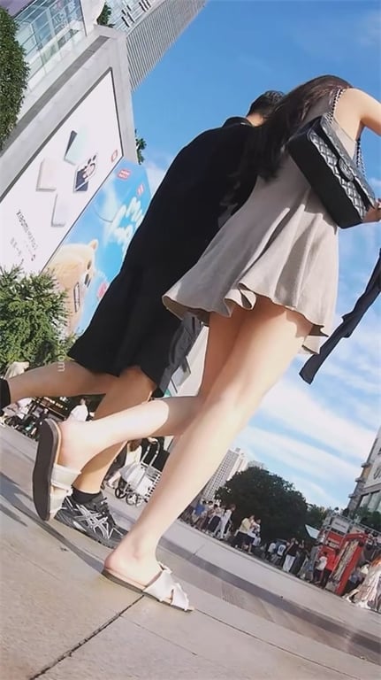 爆款推荐【街头极致抄底】极品少妇携龟奴公开调情，饱满骚穴白内超诱人，玉足高清特写 配图13