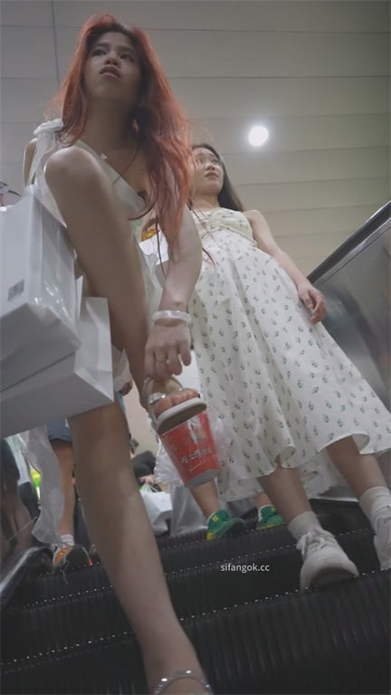 推荐【步行街抄底】骚逼嫩妹,肉丝白内,玉足特写,塞这么大块卫生斤,量这么大吗1V 配图9