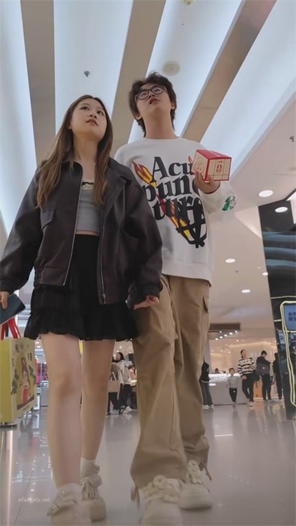 爆推【商场极致抄底】极品金发洋妞真空不穿内裤，直播骚逼主播被顺手带走，紧身包臀裙 配图9