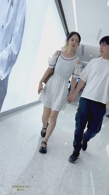 【KFC】商场实战尾随！白色长裙女友全程不知情，男友牵手也拦不住裙底秘密，超清前后双机位偷拍！ - 老宋论坛-老宋论坛