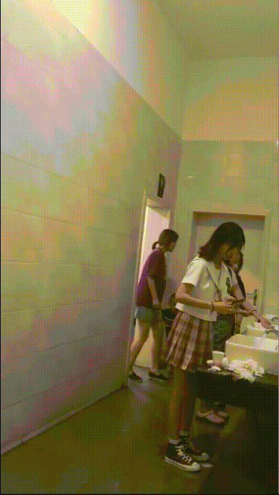 大神潜入美食城女厕偷拍女食客尿尿有几个不错的颜值美女无水印版 配图5