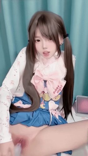 【AI短剧】空悲切福利姬小鱼直播自慰被亲弟一眼识破 当面承认揭开复杂心境！ 配图5