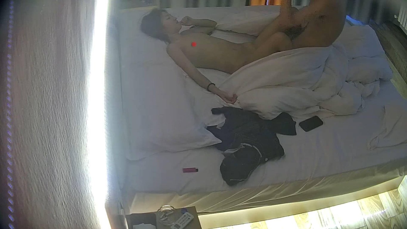 酒店偷拍学生情侣激情实录：纯情妹子满心期待却被废柴男友性无能彻底干到崩溃（16V 配图5