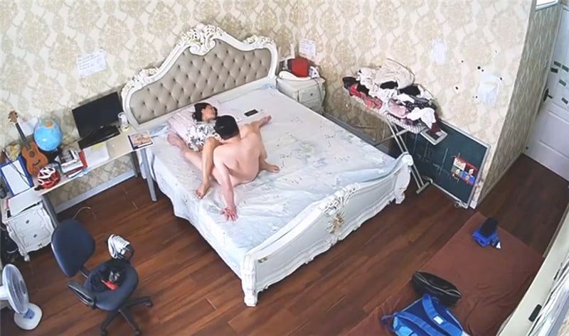 《居家摄像头破解》真实记录中年领导午休时间回家和美女老婆打一炮 配图2