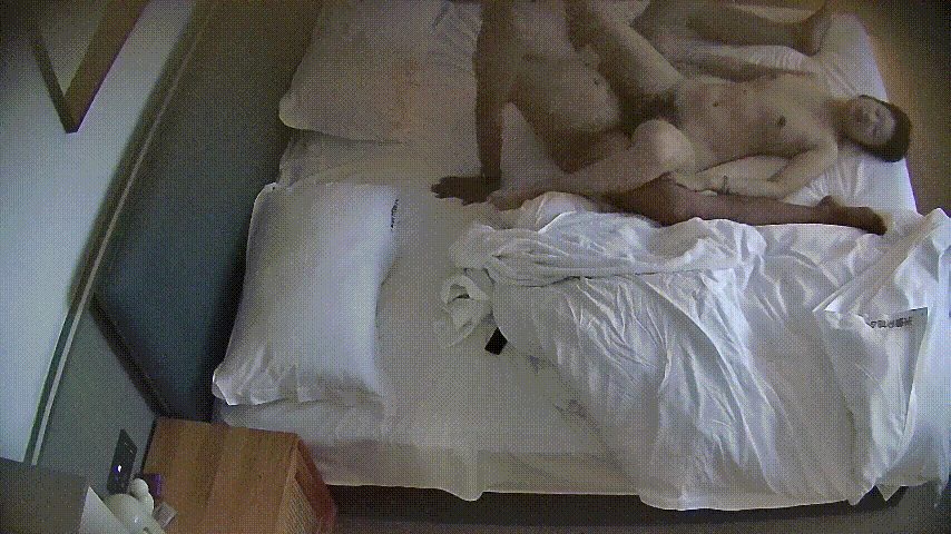 公寓酒店8-30 饥渴情侣开钟点房狂欢：进门先猛干一炮解饥，休息后退房前再战双炮 配图3