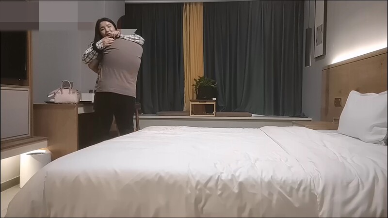 农村光棍激情约炮！长发短裙神似小宋佳的极品美女舌吻湿吻疯狂调情 换上骚情趣装后入 配图6