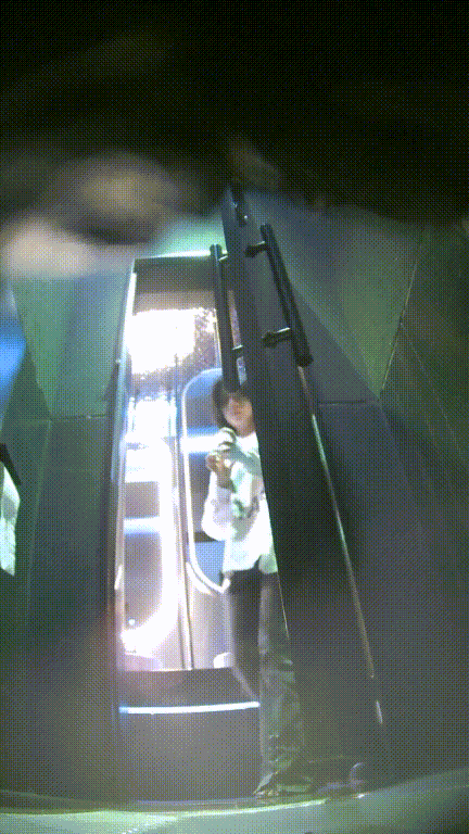 真实偷拍夜店女厕各种类型潮女方便，美腿小姐姐脱光下身换纸尿裤 配图9