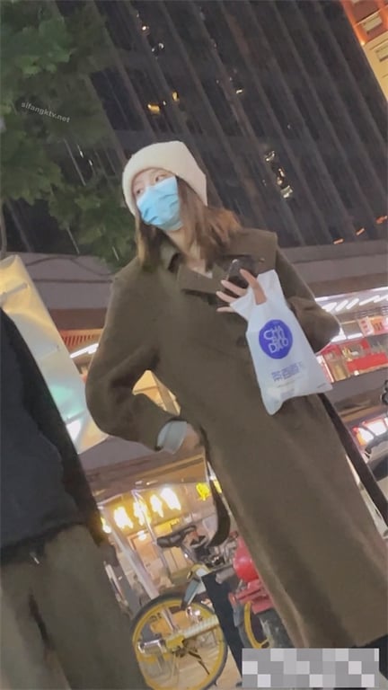 极致诱惑【步行街狂抄】毛领小太妹黑丝美腿爆正，大长腿风衣开叉任硬上，猛男1V多实 配图8