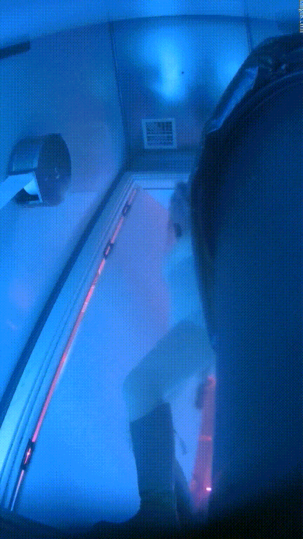真实偷拍夜店女厕各种类型潮女方便，美腿小姐姐脱光下身换纸尿裤 配图4