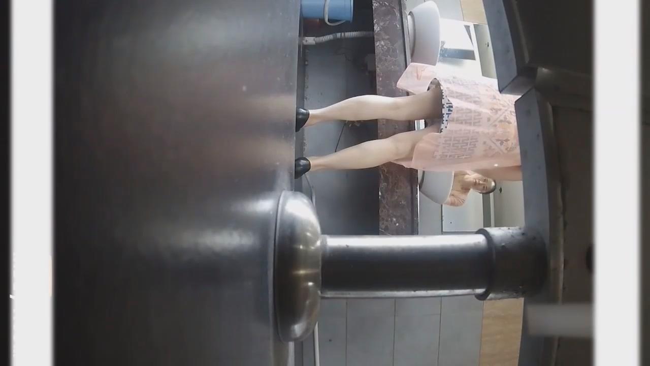 色胆包天的厕拍大神潜入办证大厅女厕偷拍警花和粉红裙美女尿尿 配图7