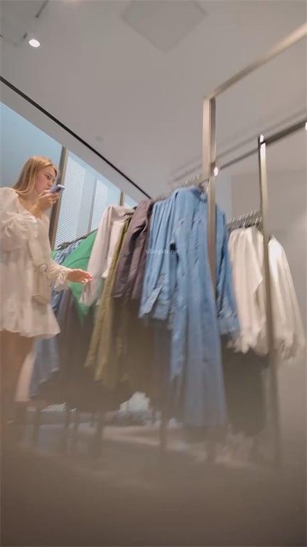 爆推【商场极致抄底】极品金发洋妞真空不穿内裤，直播骚逼主播被顺手带走，紧身包臀裙 配图20