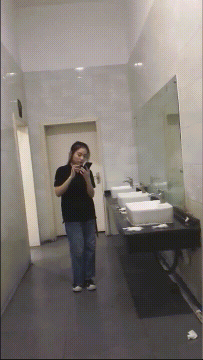 大神潜入美食城女厕偷拍女食客尿尿有几个不错的颜值美女无水印版 配图9