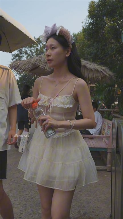 💖爆推💖【游乐园激情抄底】绝色嫩妹温柔体贴，翘臀饱满诱人，低胸白内短裙骚浪十足，直让龟男射到腿软1V1！ - 老宋论坛-老宋论坛