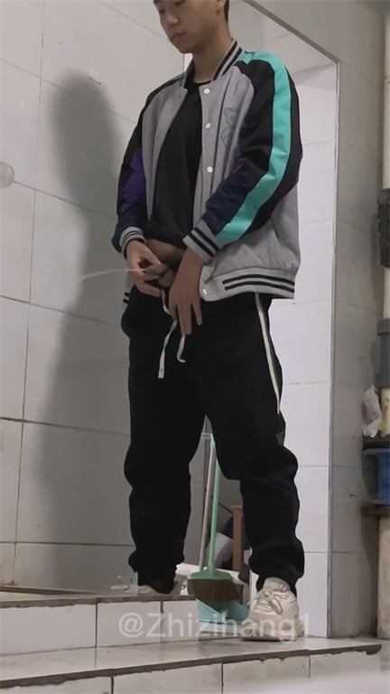 推荐厕所偷拍【大学男生放尿撸管】厕所看片撸管射了好多，竟然还有包茎翻不出来，G8 配图7
