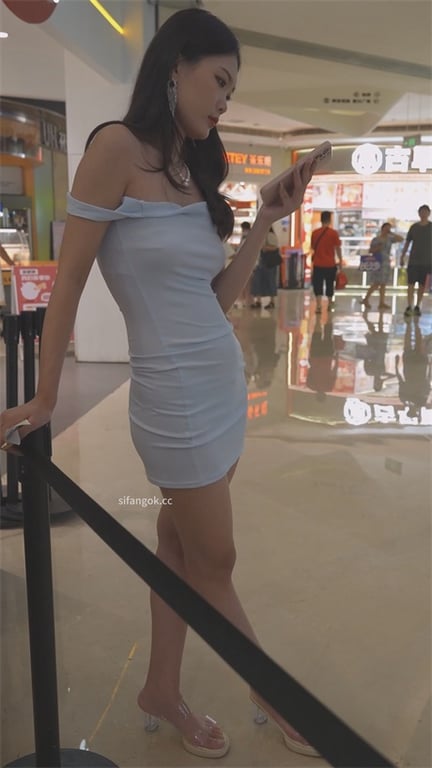 极致诱惑【地铁偷窥】高颜值清纯嫩妹高跟纯欲风，紧致包臀裙勾人欲火，隐秘跟拍直达家 配图5