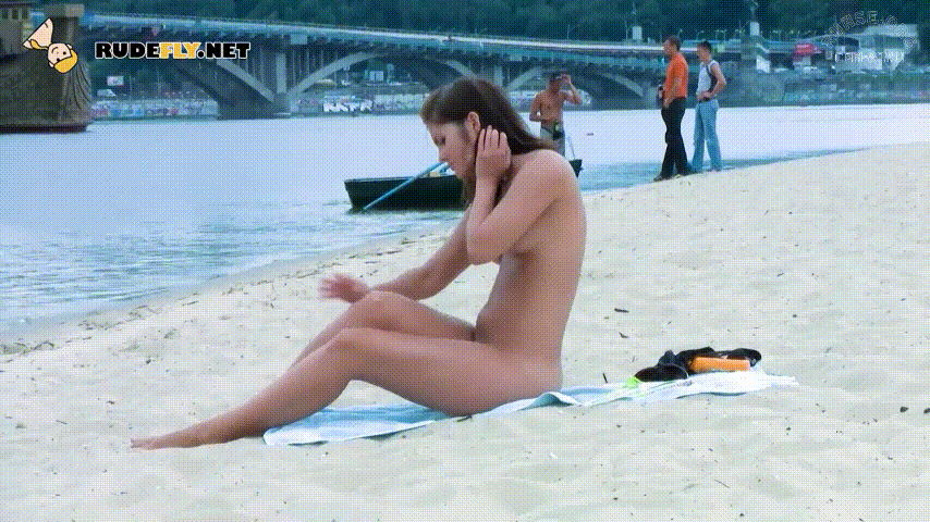高清偷拍！度假沙滩极致诱惑 黑美人涂抹防晒狂扭 带球美女也爱玩球嬉戏 配图6