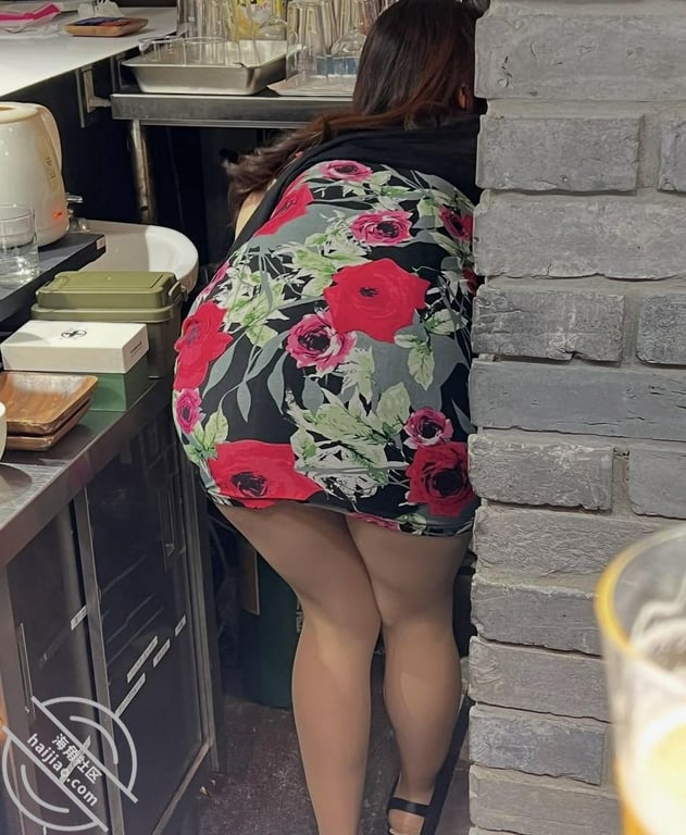 憋了一天！不顾我爸在旁边午睡，把老妈按沙发狂操。老妈捂着嘴巴不敢发出响声 - 老宋论坛-老宋论坛