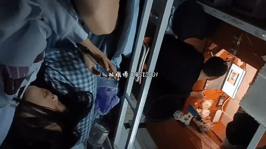 【无水印原档】大学寝室高风险偷欢！舍友近在咫尺却忍不住上手摸索，边猛操边看直播， 配图3