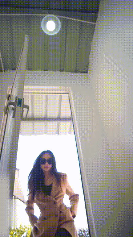 美女如云街边女公厕真实偷拍多位小姐姐大小便，特写后位双洞，同步露脸，紧身裤御姐的 配图4
